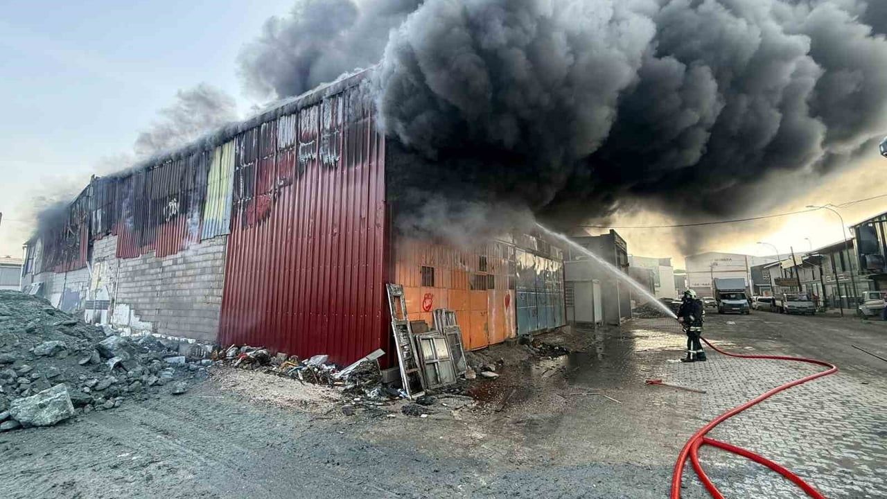 Hatay'da Mobilya Atölyesi Alevlere Teslim Oldu