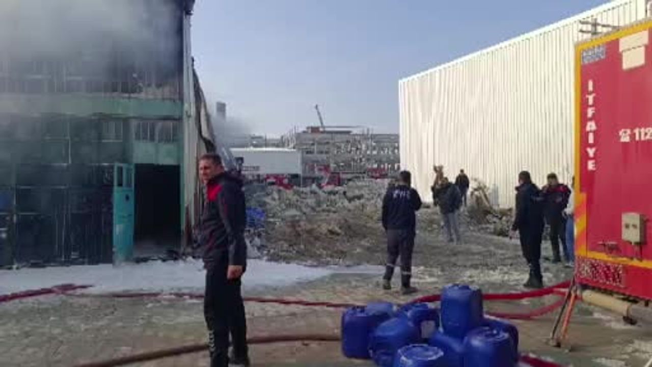 Hatay'da mobilya atölyesi küle döndü: Esnaf Halit Kavun 'Ciğerimiz yandı'