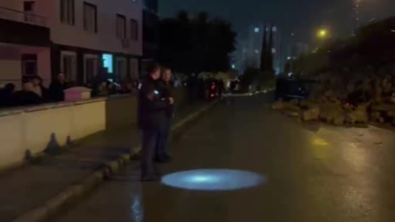 Hatay'da patlamayla çöken istinat duvarı park halindeki araçlara devrildi