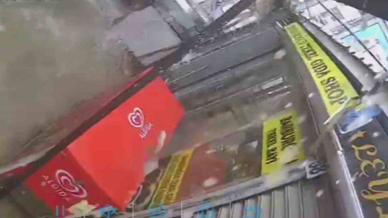 Hatay'da Plastik Çatı Kar Yükünü Taşıyamayıp Çöktü