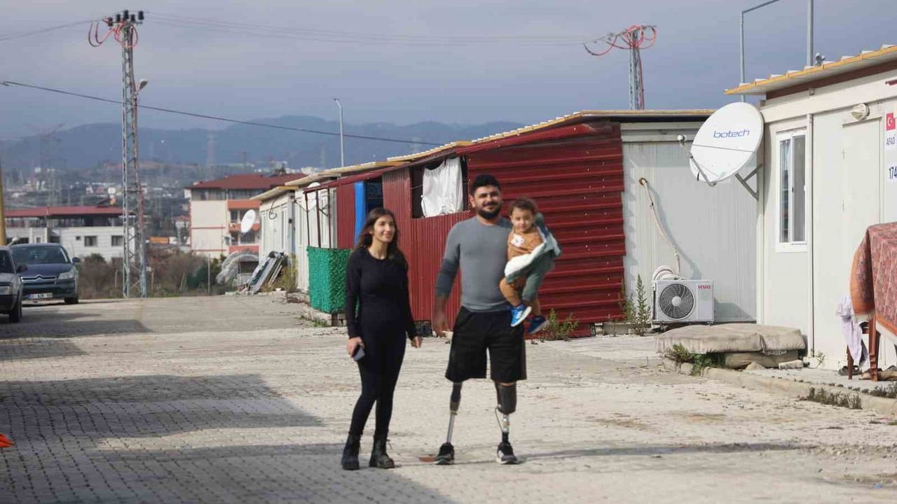 Hatay'da Protez Bacaklarla Hayata Dönen Emre Yüksek Evlenip Baba Oldu