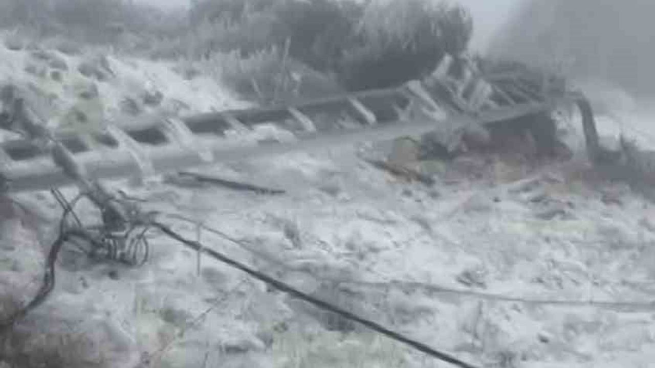 Hatay'da Tipi 100'den Fazla Elektrik Direğini Yıktı; Hatlarda Buz Temizlendi