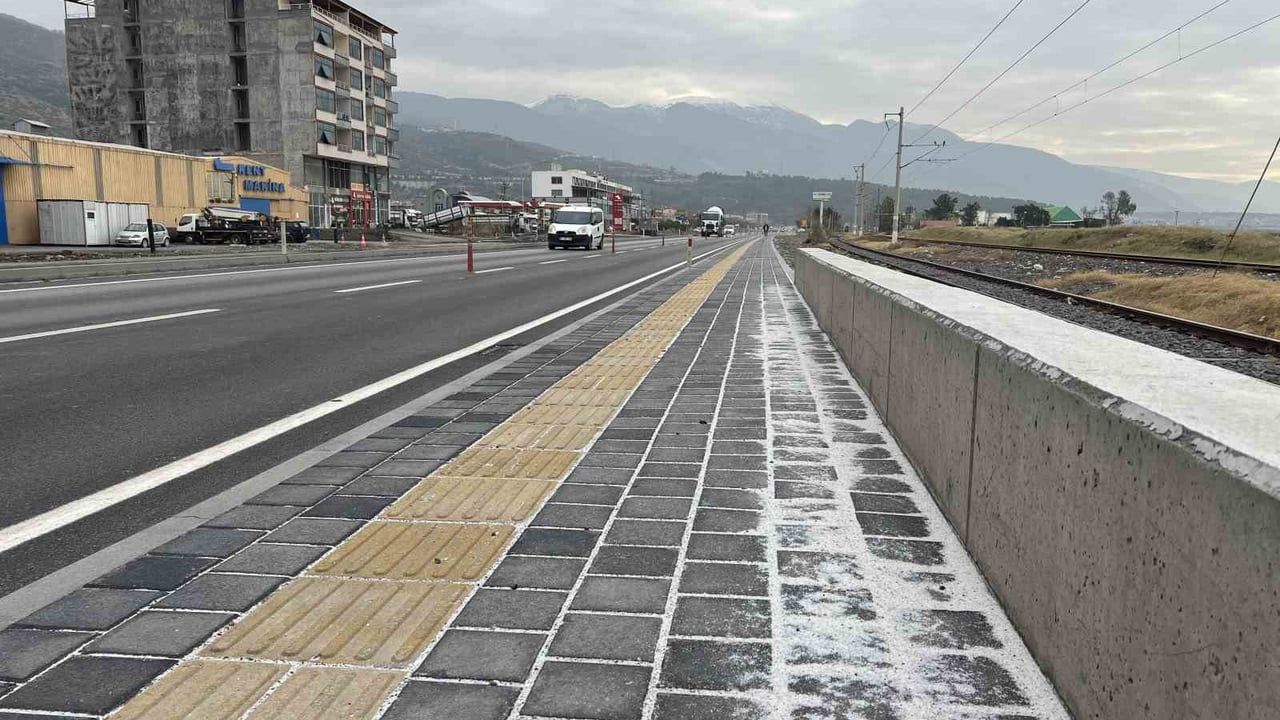 Hatay'da Tırlardan Dökülen Gübreler Fırçayla Toplanıyor