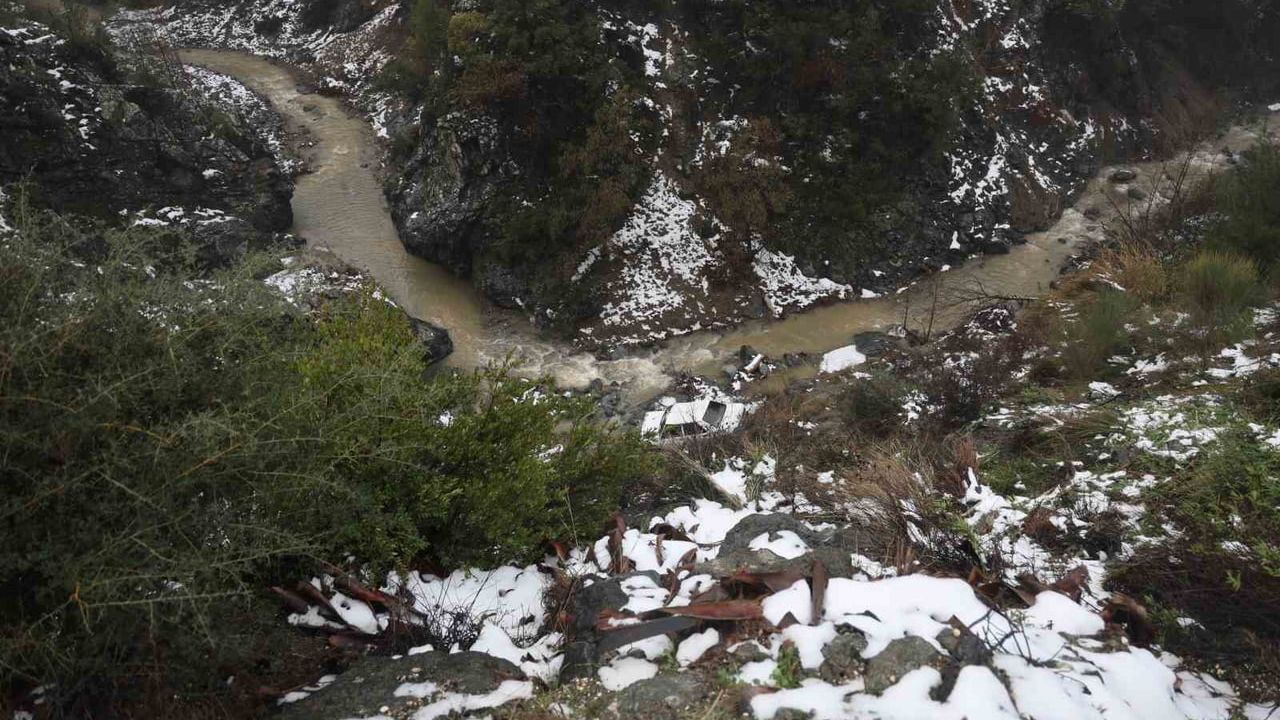 Hatay'da Tofaş Dereye Uçtu: Sürücü Son Anda Atlayarak Kurtuldu