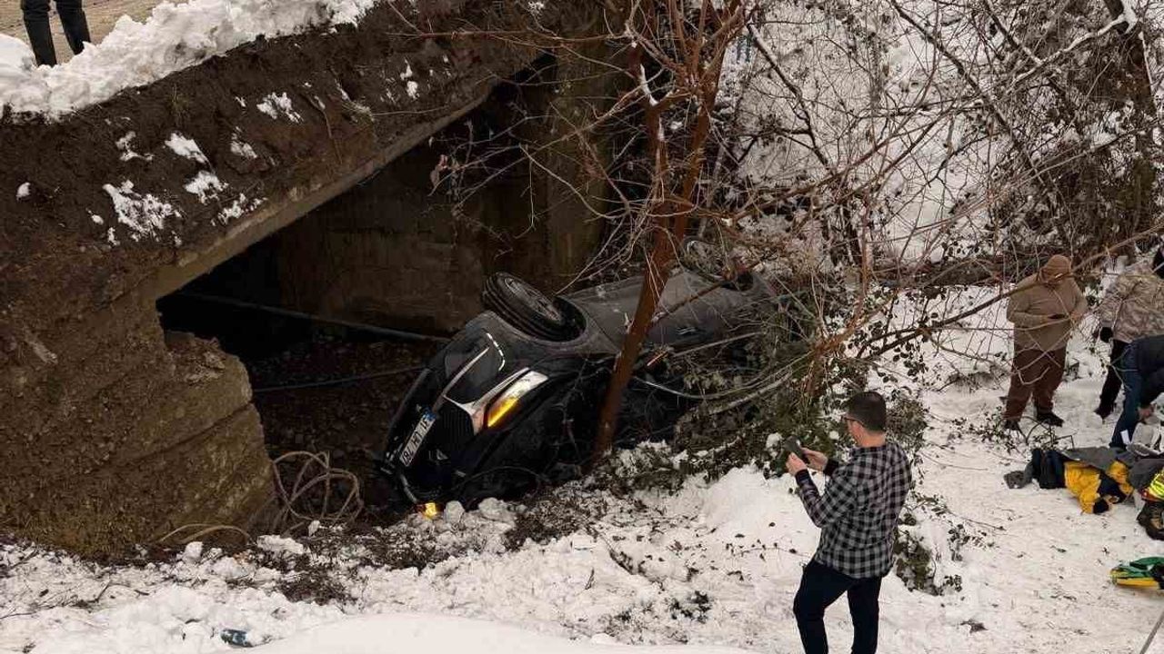 Hatay'da Trafik Kazası: Kaygan Zeminde Dereye Uçan Otomobilde 5 Yaralı