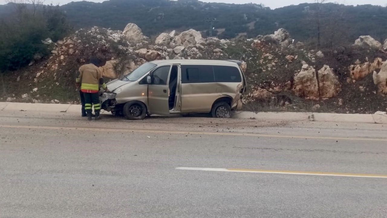 Hatay'da Trafik Kazası: Minibüs ve Hafif Ticari Araç Çarpıştı — 6 Yaralı