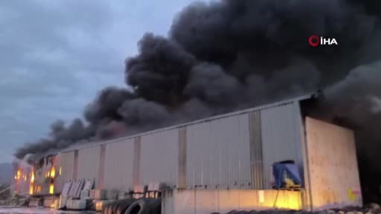 Hatay'da ULTRANS'a Ait Lastik Deposu Alevlere Teslim