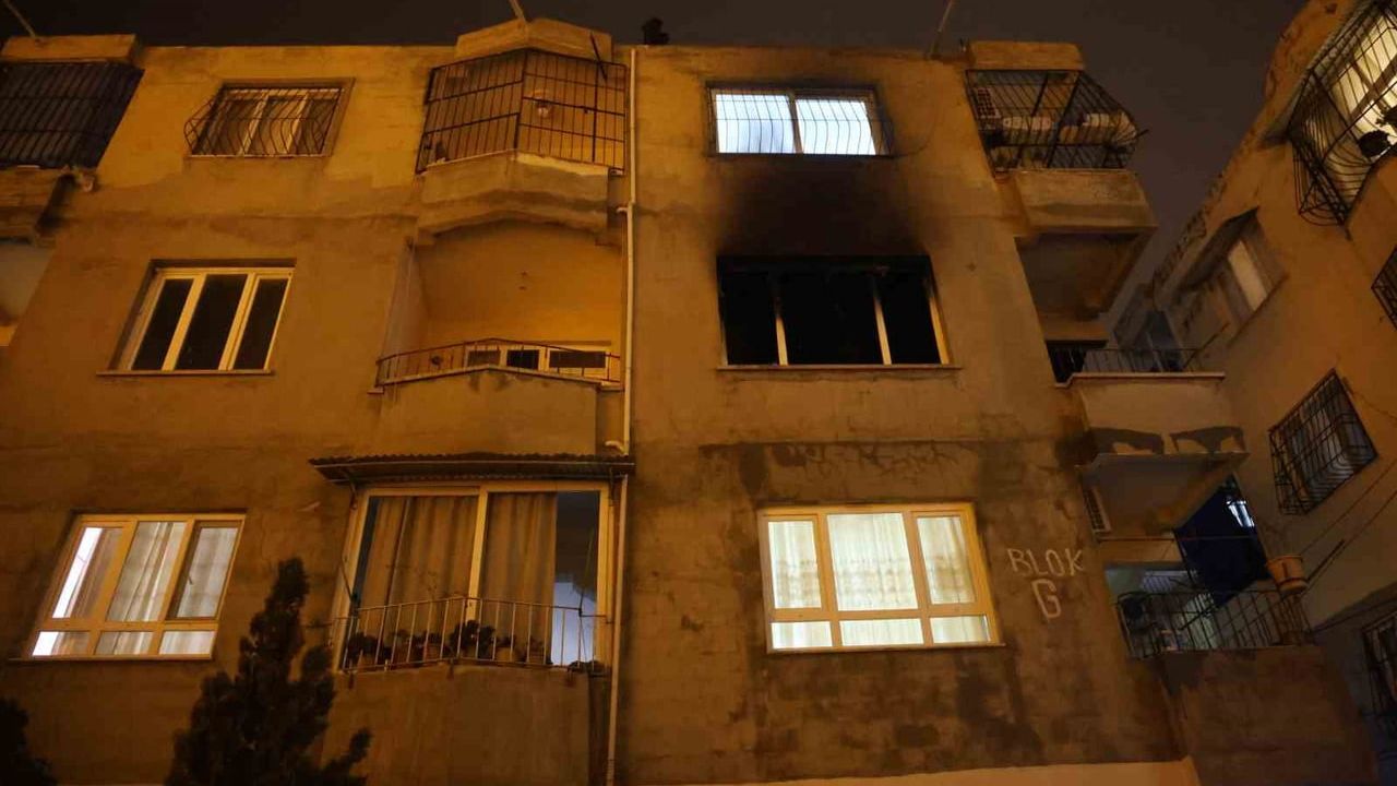 Hatay'da Yangın: Defne Harbiye'de Boş Apartman Dairesi Kullanılamaz Hale Geldi