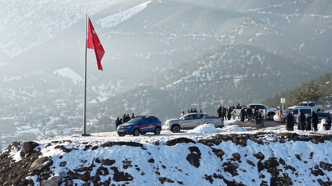 Hatay'da Zirvedeki Türk Bayrağı Jandarma ve İtfaiye ile Yenilendi
