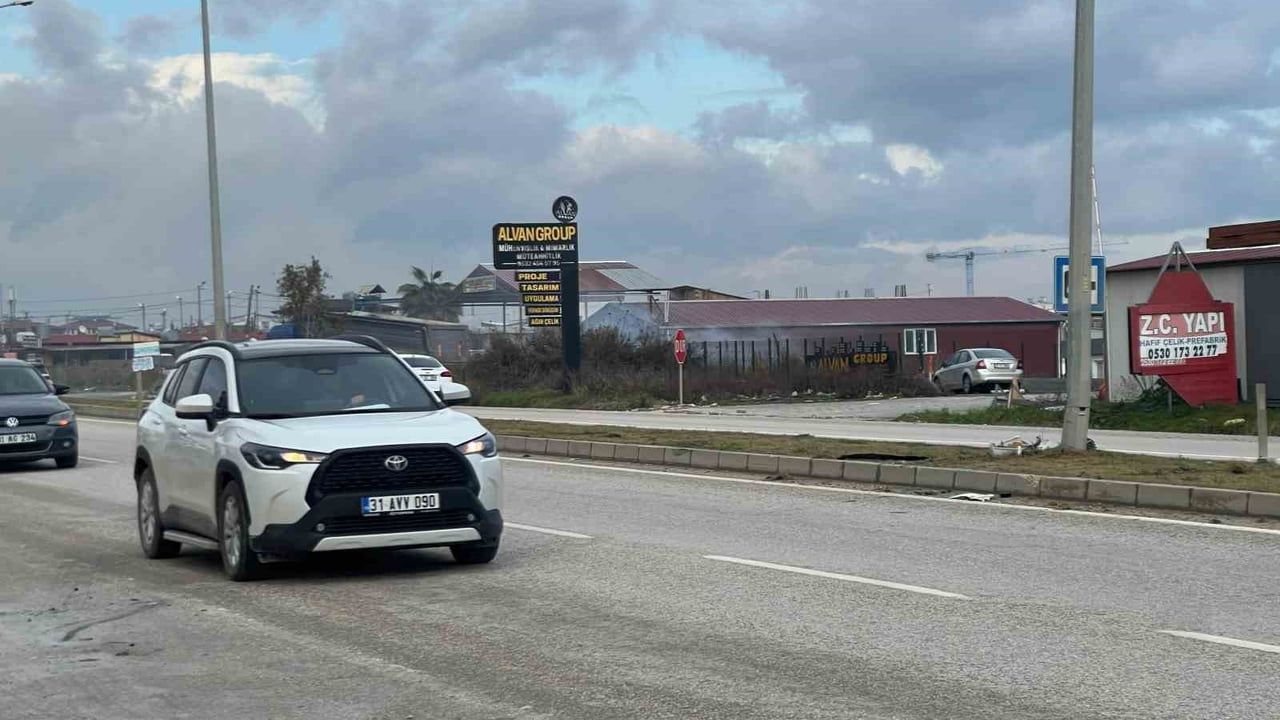 Hatay Defne'de Sürücü Kontrolünü Kaybetti, Otomobil Aydınlatma Direğine Çarptı