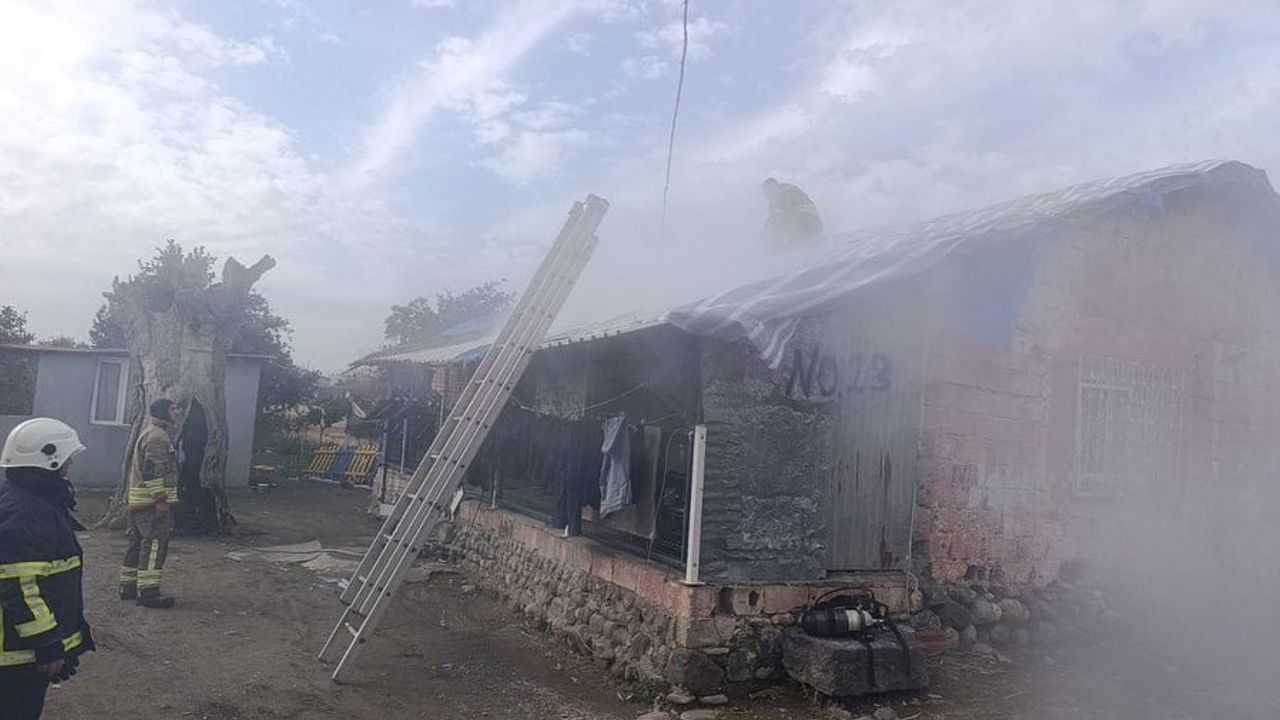 Hatay Dörtyol'da çatı yangını hızla söndürüldü