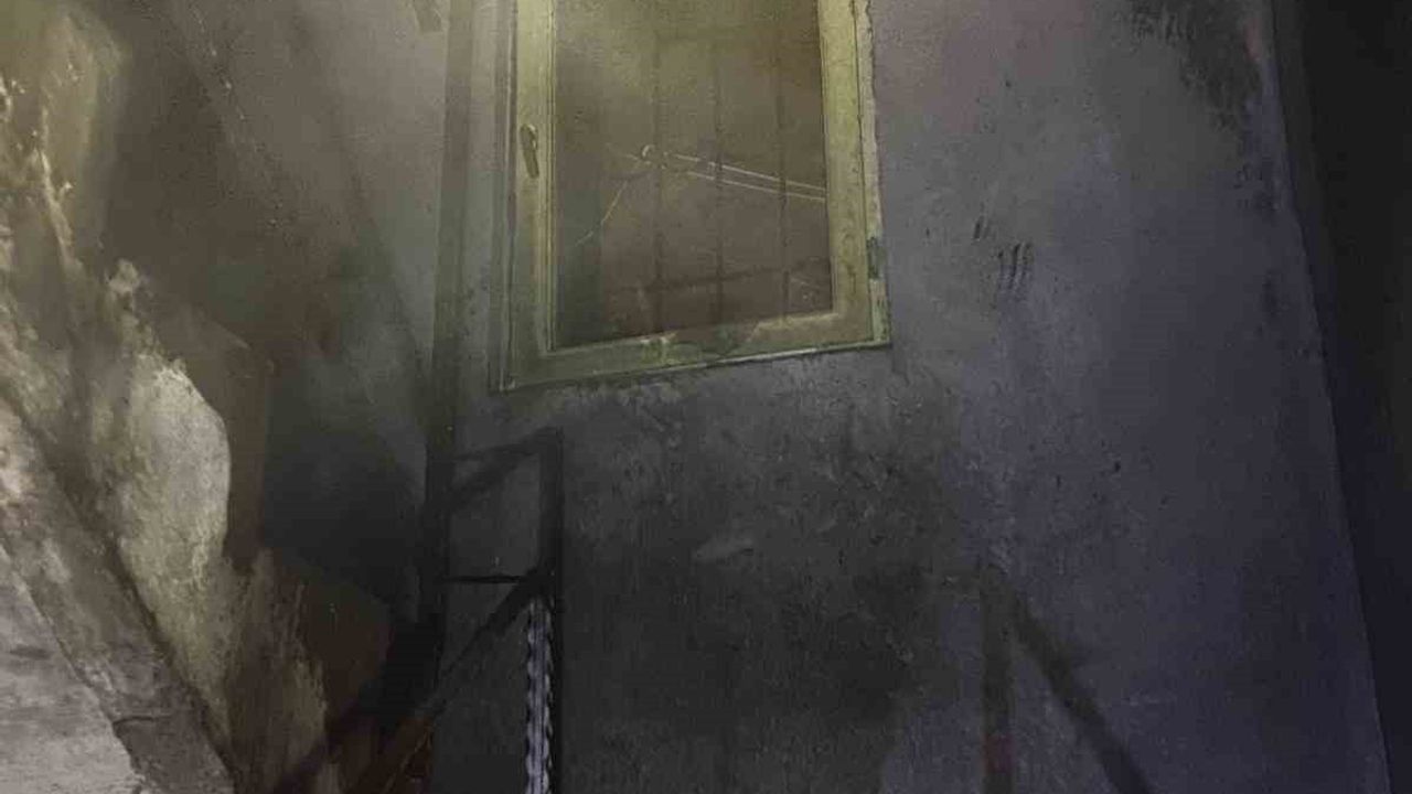 Hatay Dörtyol'da Yanan Evde 5'i Çocuk 7 Kişilik Aile İtfaiye Tarafından Kurtarıldı