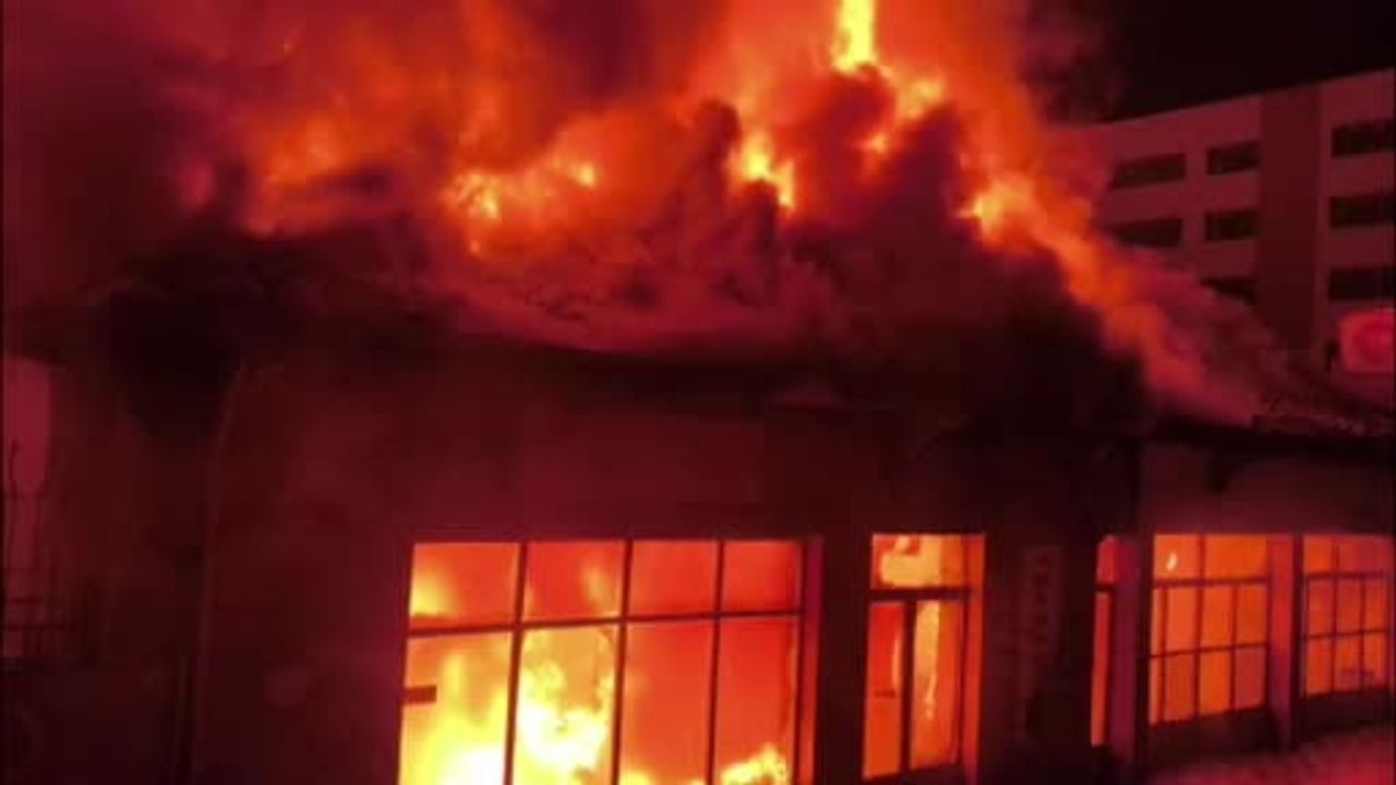 Hatay İskenderun'da Korkutan Yangın: Akaryakıt İstasyonu Yanındaki Bina Yandı