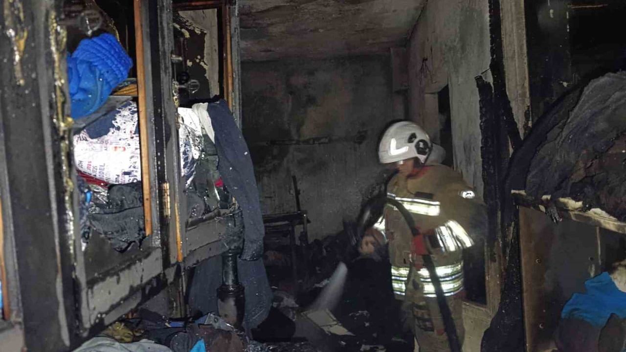 Hatay İskenderun'da Kumaş Deposu Yangını: Hatay Büyükşehir Belediyesi İtfaiyesi Müdahale Etti