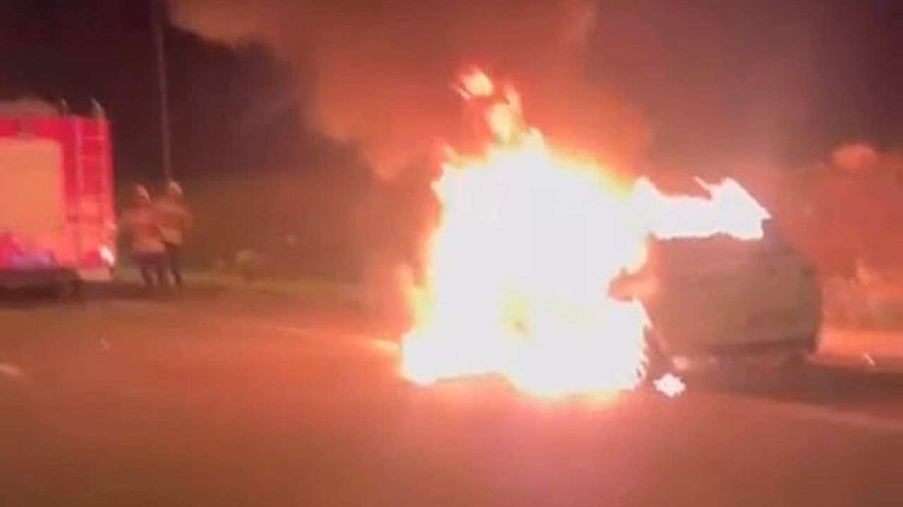 Hatay Reyhanlı'da Otomobil Alevlere Teslim Oldu