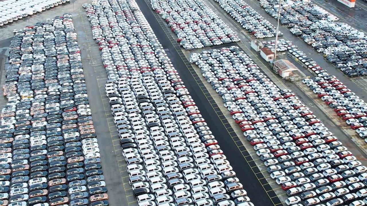 Haydarpaşa Limanı'nda İthal Sıfır Otomobil Yoğunluğu