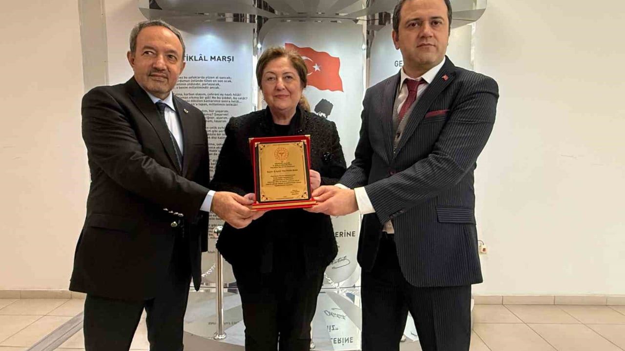 Hayrabolu'da Eczacı Aytül Yeltekin İnan'dan Evde Sağlık Aracı Bağışı