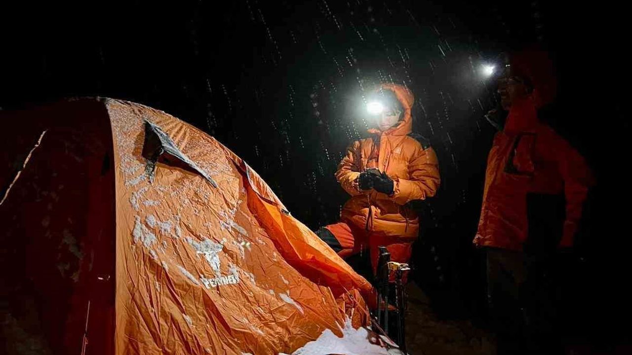 Hazar Baba'da Donan Bayrak: ELDAK'ın Kış Zirvesi Görüntülendi