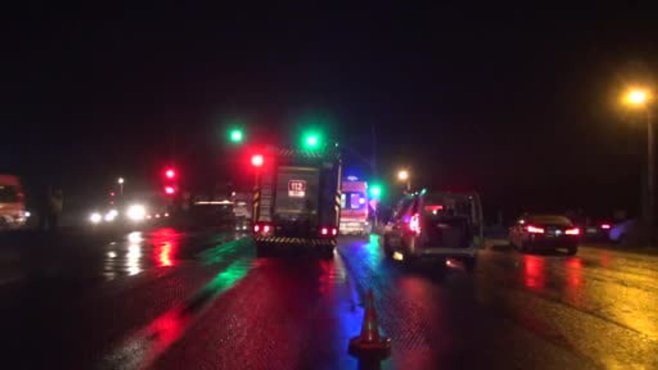 Hendek D-100'de çarpışma: Otomobil sürücüsü kaçtı, 2 yaralı