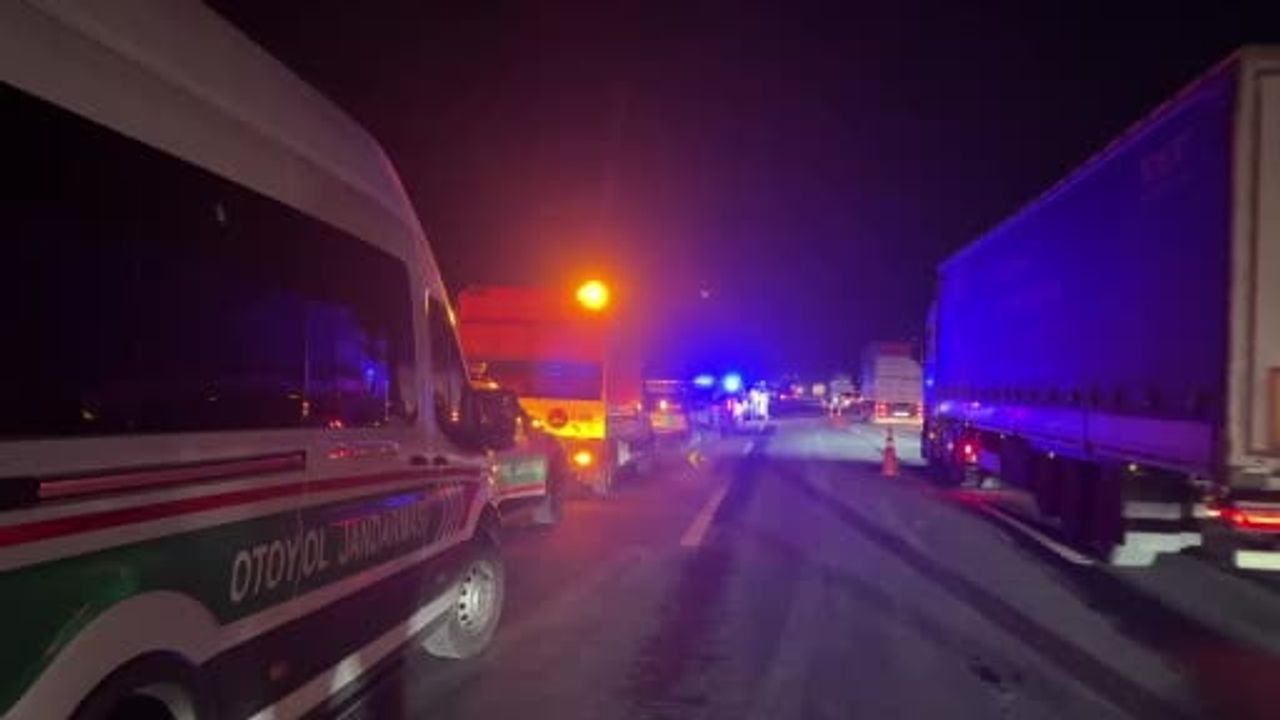 Hendek’te Minibüse Arkadan Çarpan Sürücü 2.11 Promil Alkollü Çıktı: 1 Ölü, 3 Yaralı