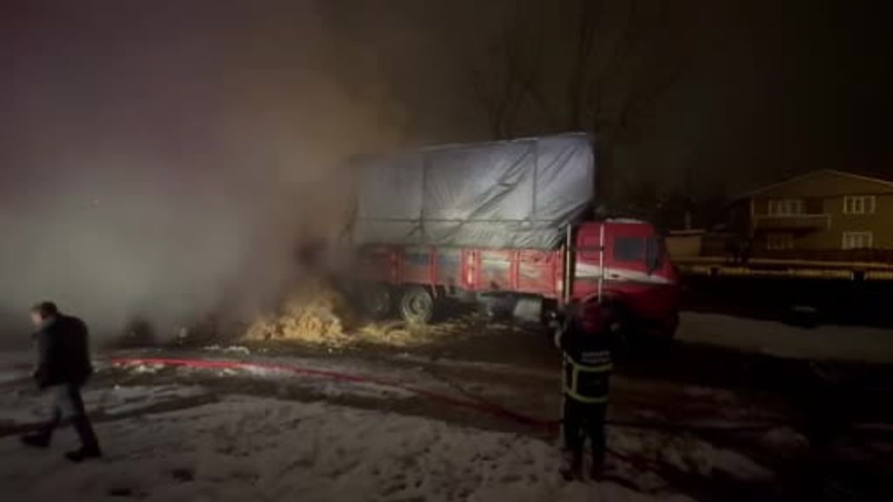 Hendek’te saman yüklü kamyon alev aldı — uyuyan sürücü son anda kurtarıldı