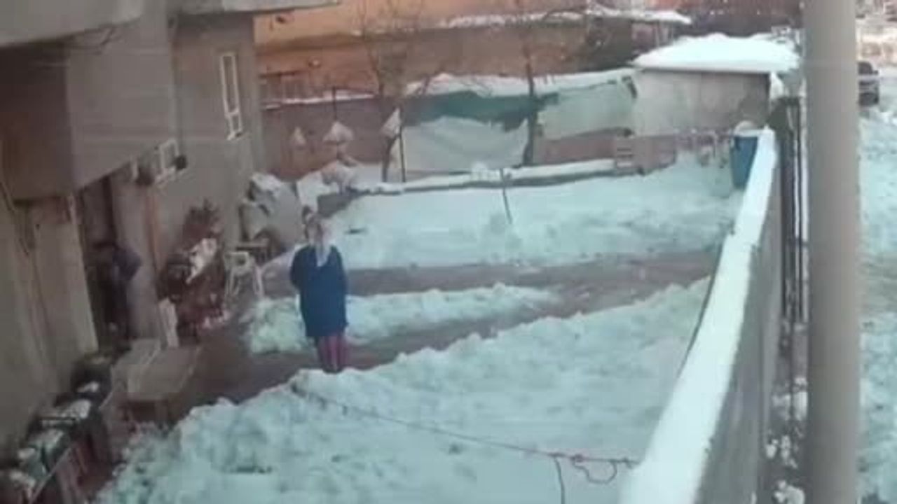 Hilvan'da Kar Sonrası Buzlanma: Evden Çıkanlar Art Arda Kaydı