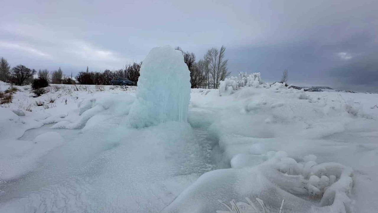 Hınıs’ta 4 Metrelik Buz Kütlesi İlgi Çekti