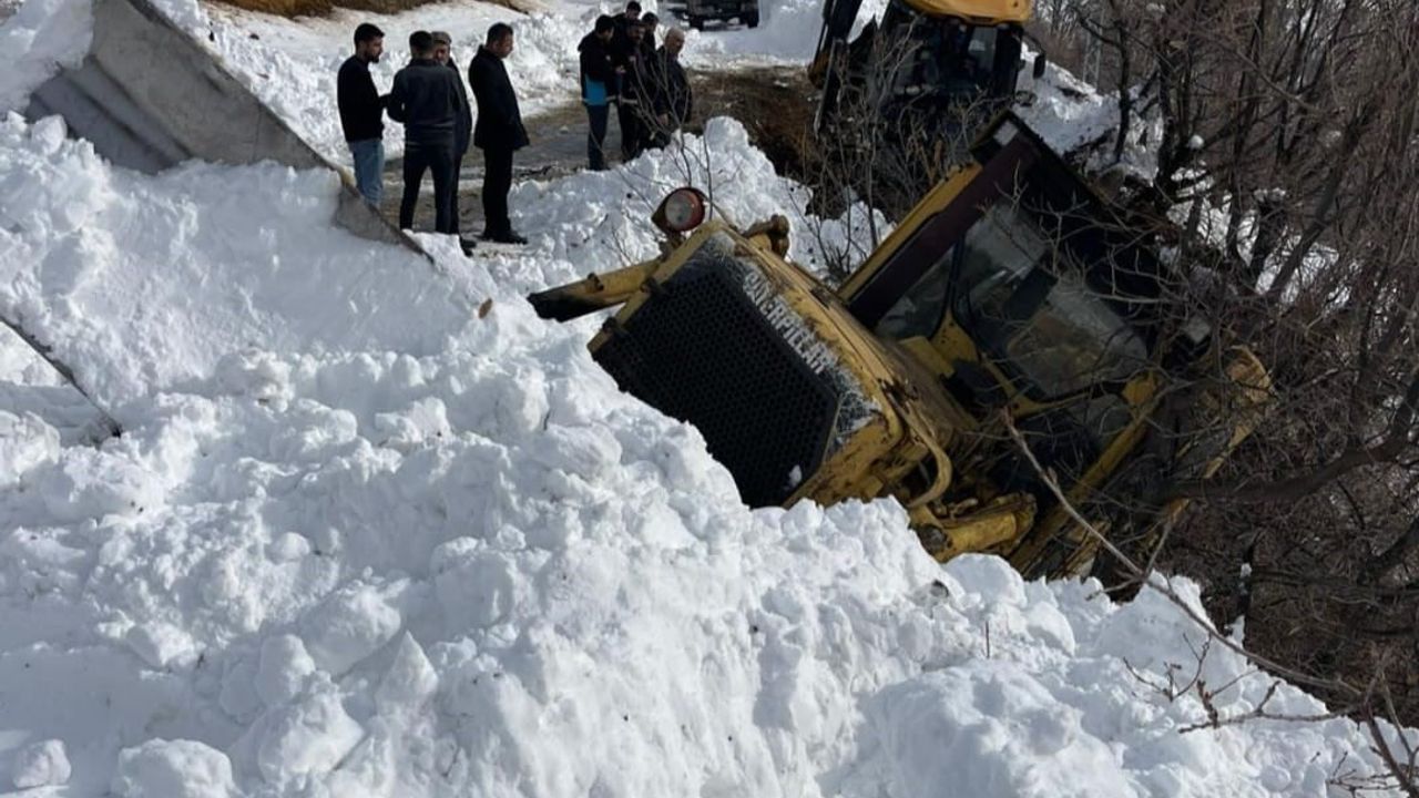 Hizan'da Karla Mücadelede İş Makinesi Yoldan Çıktı