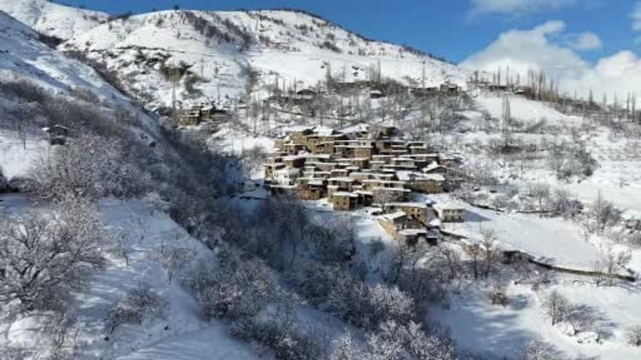Hizan'ın Taş Evleri Karla Kartpostallık Görüntüler Oluşturdu