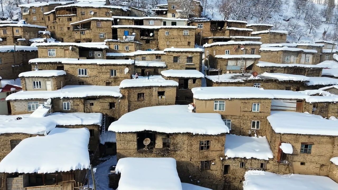 Hizan'ın Taş Evleri Karla Kartpostallık Görüntüler Oluşturdu