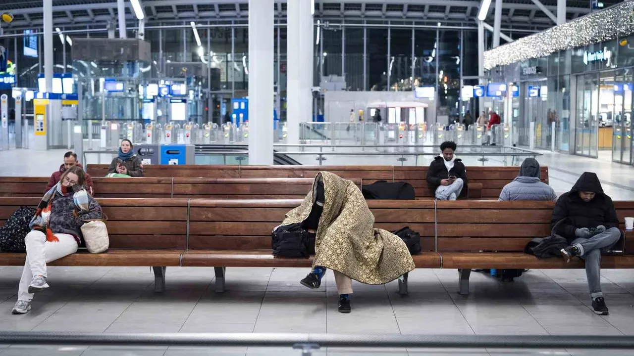Hollanda’da Kar Felaketi: Trenler Durduruldu, Schiphol’de 300 Uçuş İptal