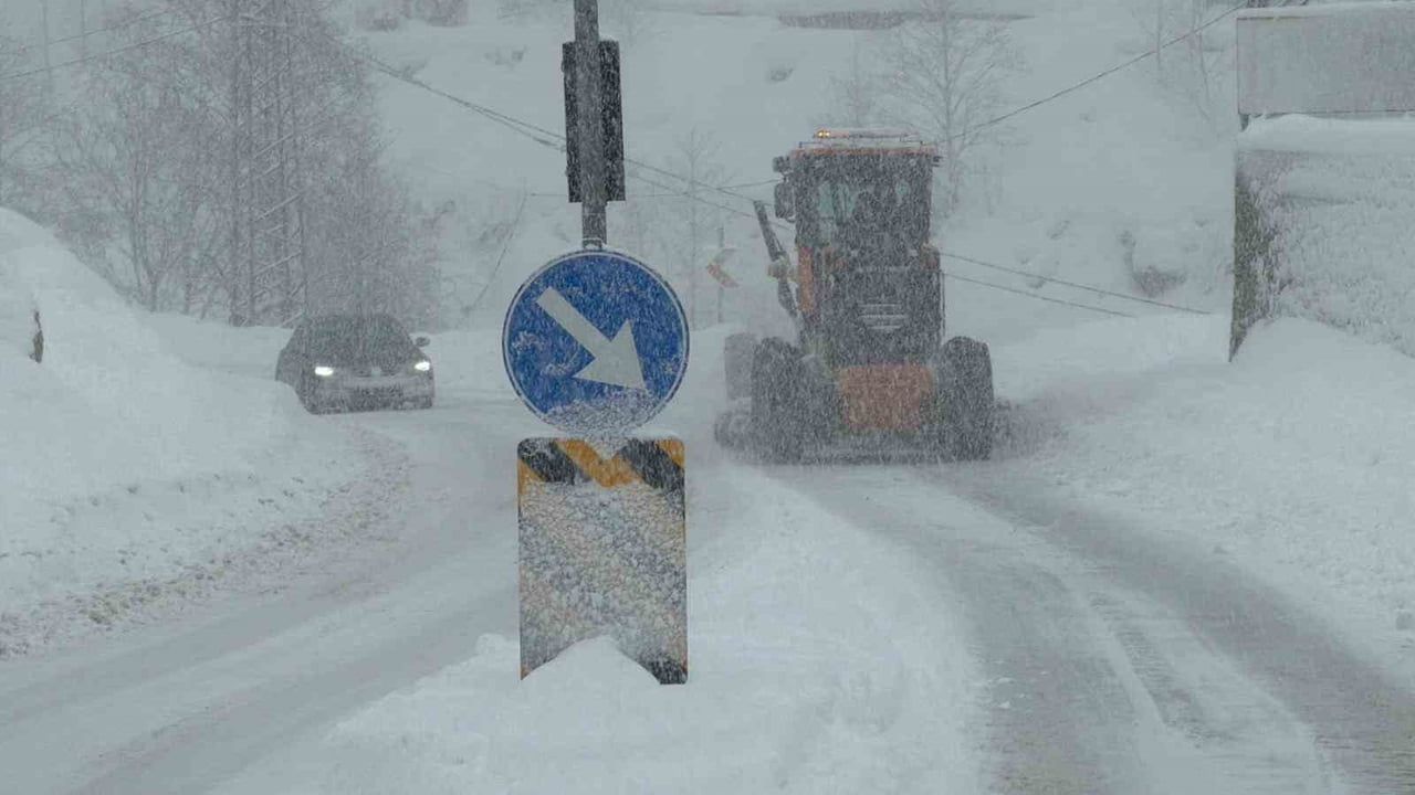 Hopa-Borçka Karayolunda Kar ve Tipi Ulaşımı Aksattı