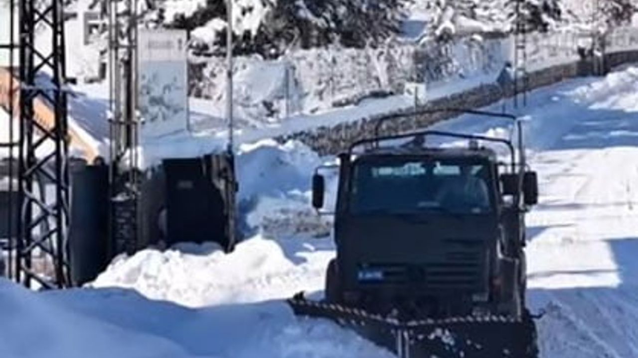 Hozat’ta Jandarma’dan Karla Mücadele: Yoğun Kar Ulaşımı Zorlaştırdı
