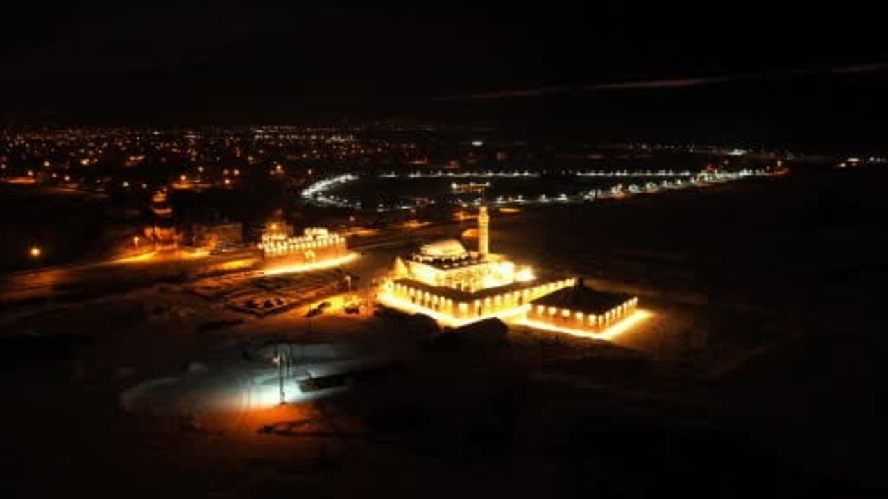 Hüsrev Paşa Camii'nde Gece Işıltısı: Van Kalesi ile Kartpostallık Görüntü