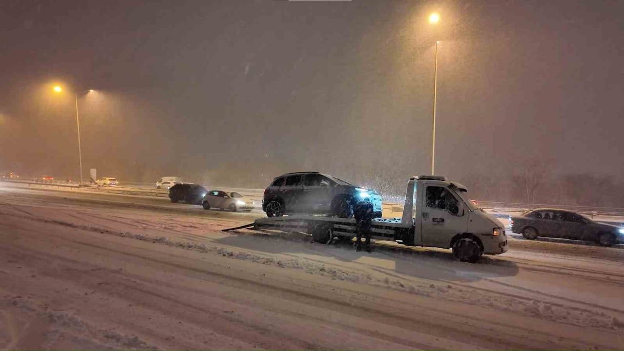 İBB'ye İlk Kar Sınavı: Beykoz Kavacık'ta Ulaşım Felci