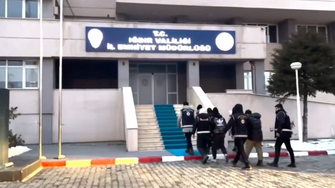 Iğdır'da 5 düzensiz göçmen yakalandı; sürücü F.G. tutuklandı