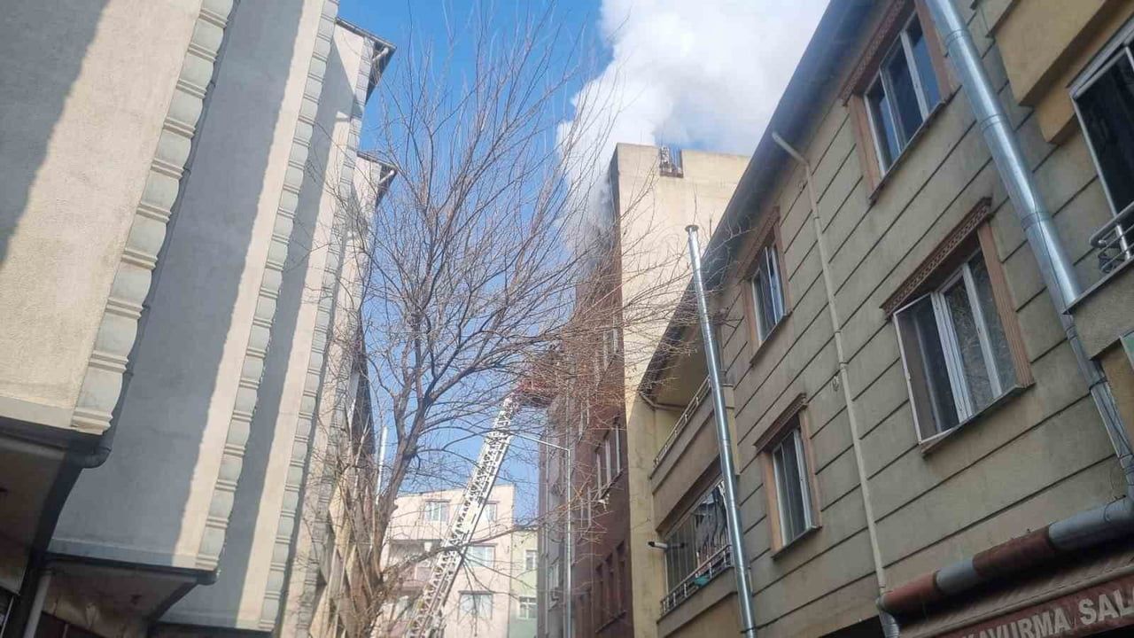 Iğdır'da İki Yangın: Çatı Katı ile Yaycı Köyü'nde Maddi Hasar