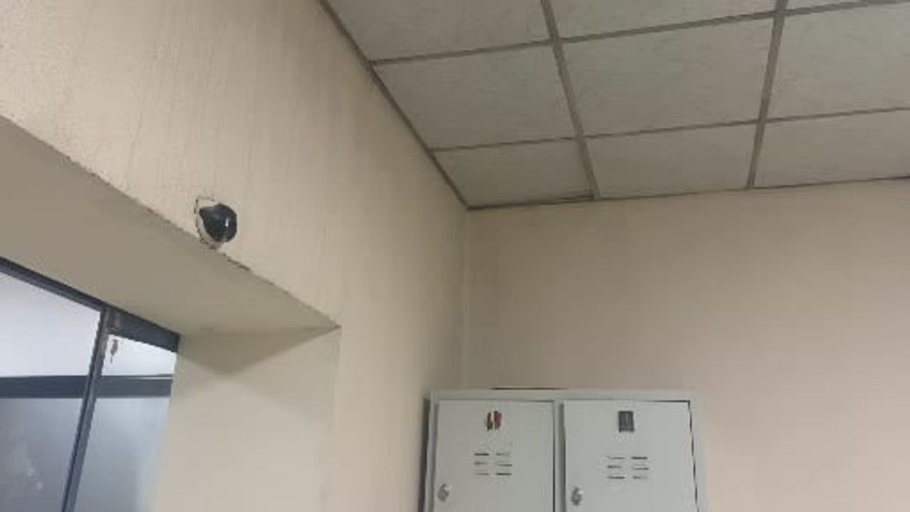 Iğdır Dr. Nevruz Erez Devlet Hastanesi'nde Tavan Sızıntısı: Koridorlar Çamurla Kaplandı