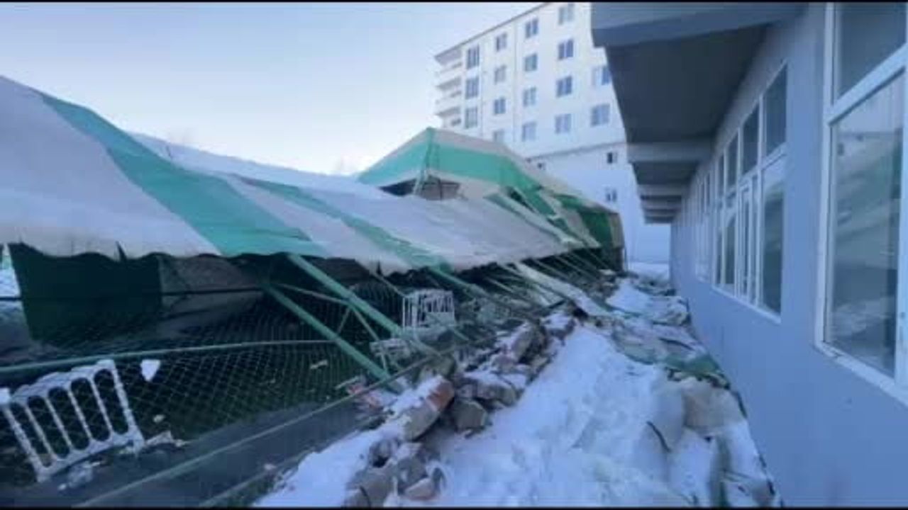 Iğdır Tuzluca’da Düğün Salonu Olarak Kullanılan Halı Saha Kar Sonrası Çöktü
