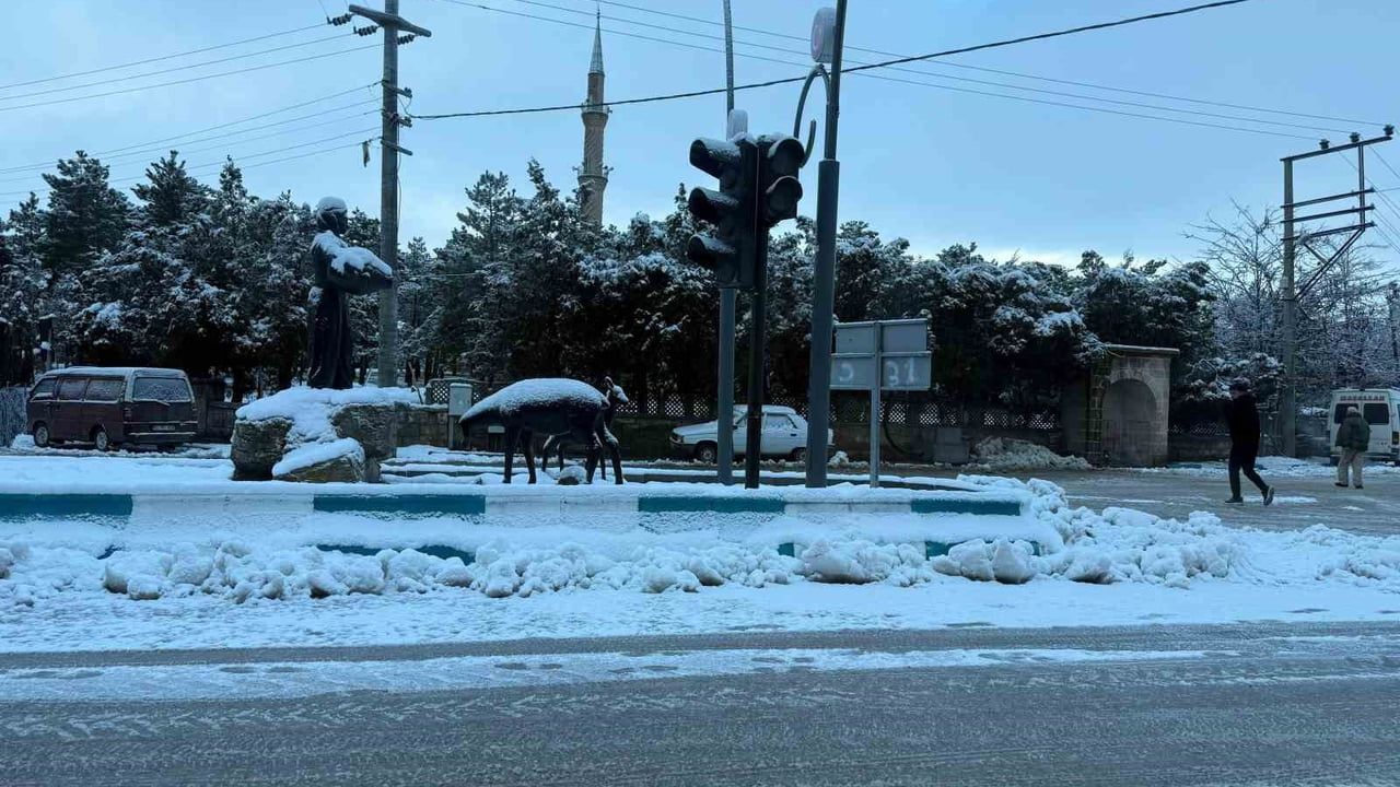 İhsaniye'de Kar Yağışı: Kar Kalınlığı 10 cm, Okullar Tatil