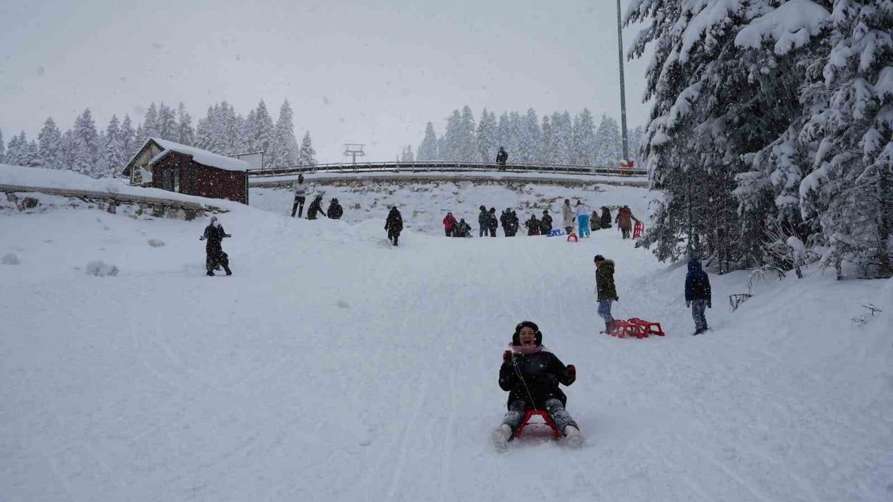 Ilgaz Dağı'nda Yarıyıl Tatili Yoğunluğu: Kayak ve Kızak Keyfi