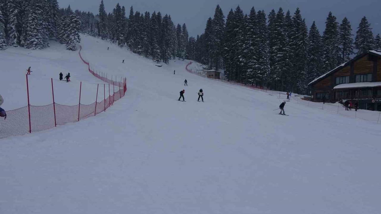 Ilgaz Yurduntepe Kayak Merkezi'ne Akın: Kayak Sezonu Açıldı, Kar 45 santimetre