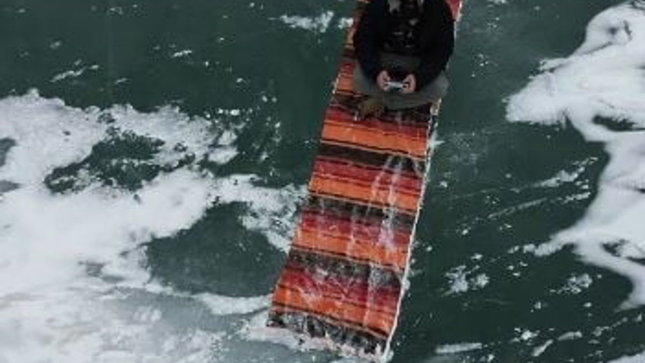 İncesu Barajı dondu: Ziyaretçi kilim serip buz üstünde oturdu