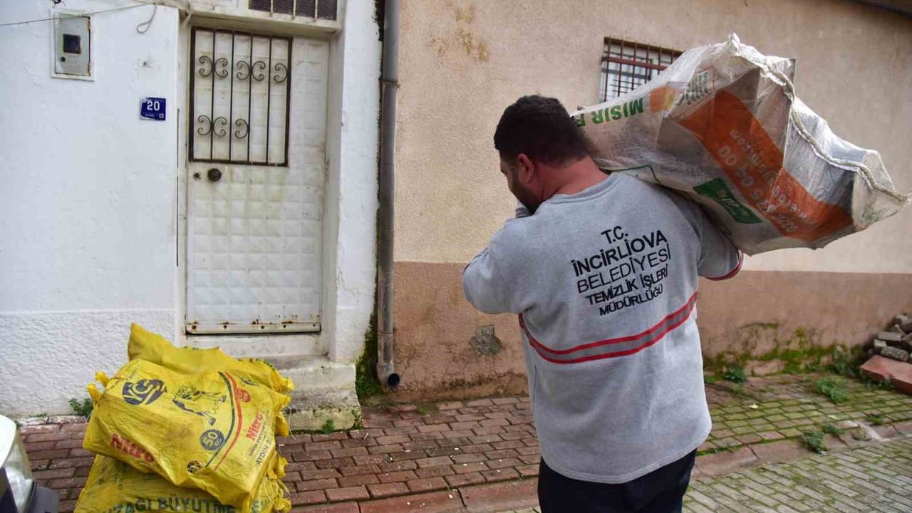 İncirliova Belediyesi'nden Yakacak Desteği: 7 Bin Çuval Dağıtıldı