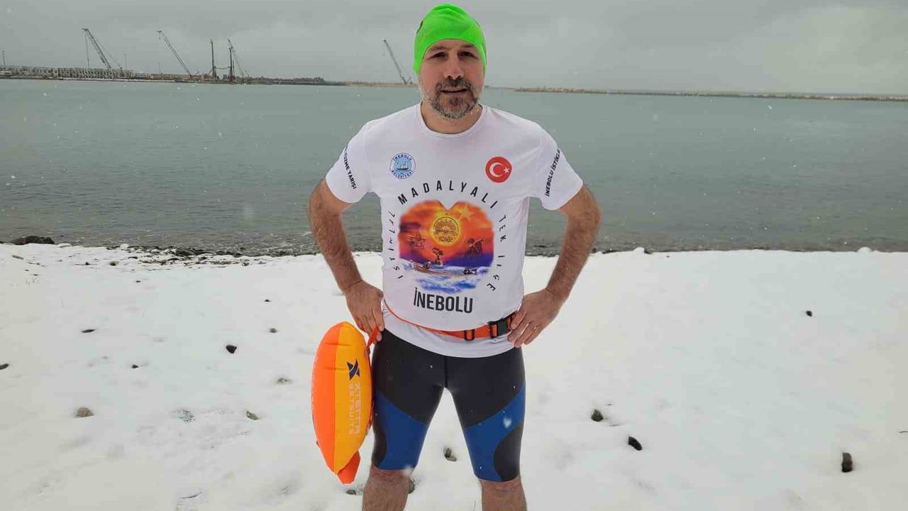 İnebolu'da 54 Yaşındaki Saim Gürel Kar Altında Denize Girdi