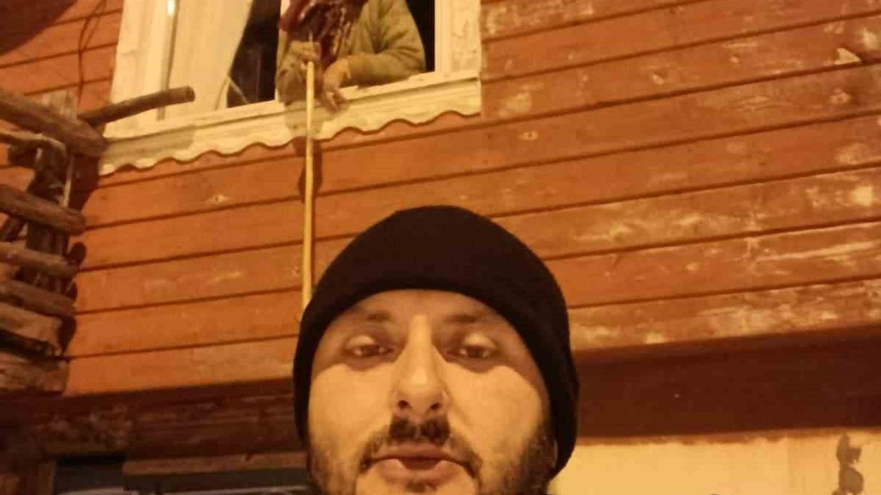 İnebolu'da Köy Muhtarı 2 km Yürüyerek Yaşlı Kadına İlaç Ulaştırdı