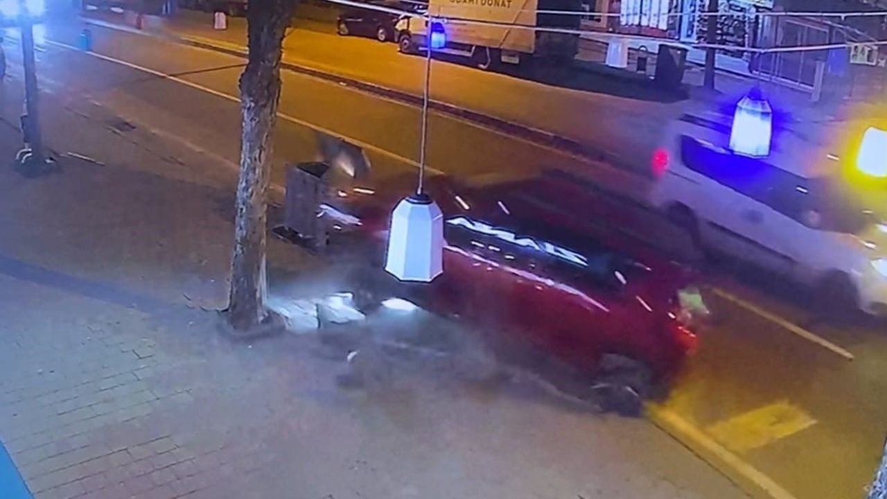 İnegöl'de Fren Yerine Gaza Bastı: Otomobil Motosiklete Çarpıp 2 Kişi Yaralandı