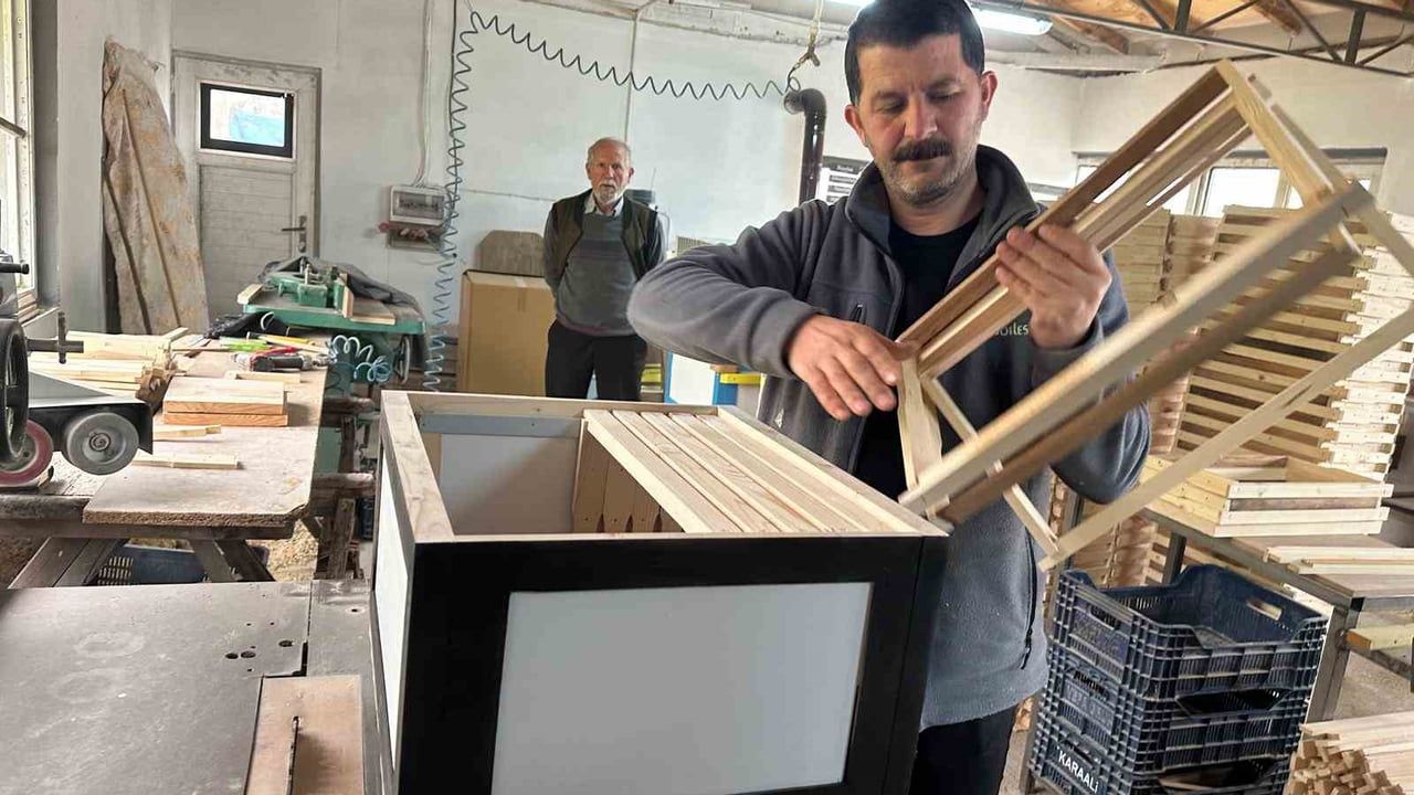 İnegöl'de Futbol Renkleri Kovanlara Taştı: Isı Yalıtımlı Kovanlar Revaçta