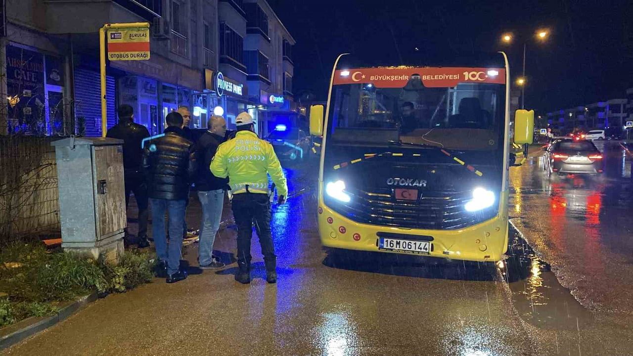 İnegöl'de halk minibüsü anne ve kızına çarptı: 2 yaralı