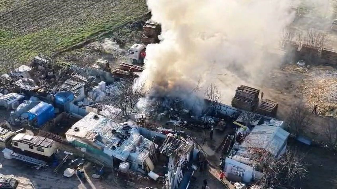 İnegöl'de hurdacıda yangın havadan görüntülendi